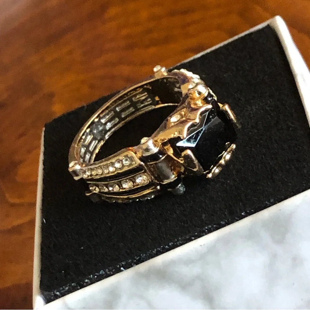 Men’s fashionable faceted black stone gold metal gentleman band ring NWT 13